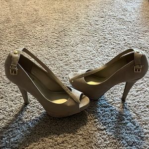 Guess pumps in nude! Like new!